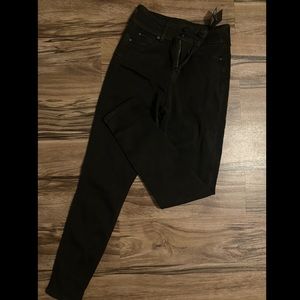 Black skinny jeans with butt lifting effect 🍑